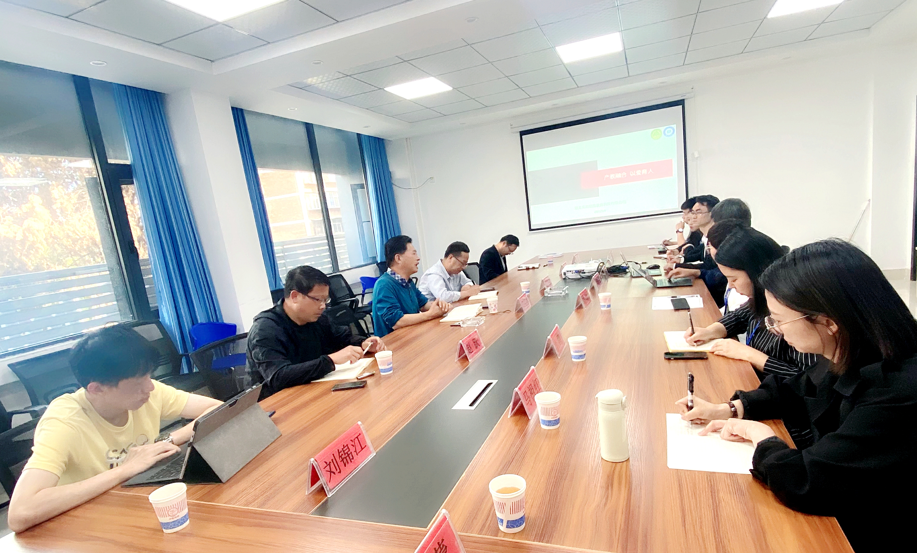 調(diào)研互聯(lián)網(wǎng)加教育新聞(關(guān)于互聯(lián)網(wǎng)+教育的市場(chǎng)調(diào)研)